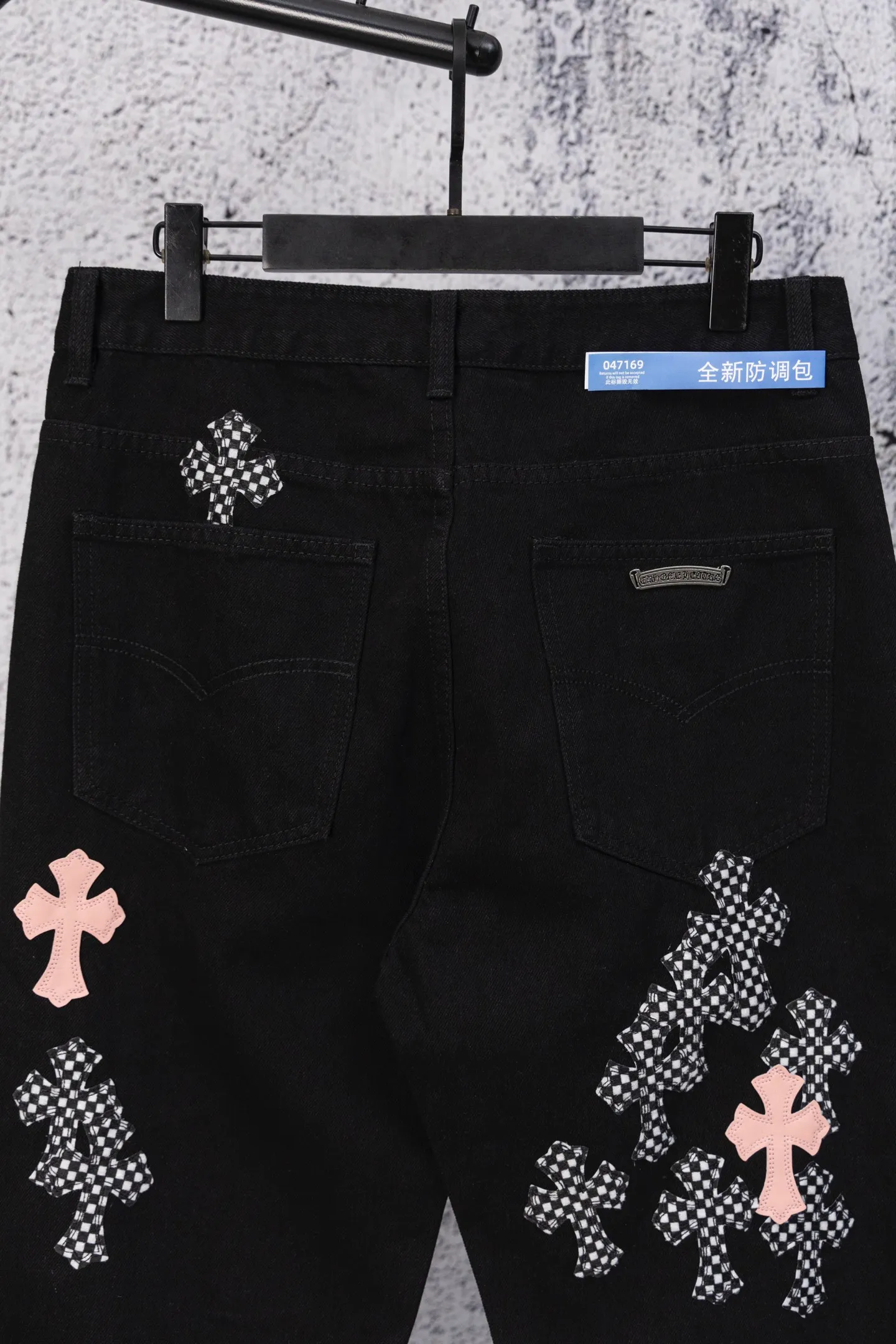 P260 CH Chromehearts limited edition black and white checkered pink cross patchwork leather black jeans, priced at 34W level, patchwork cross pattern embellishment, washed jeans! ! An absolutely high-end luxury product, a 1.9W-level god-level single product, a super popular product, made by top heavy industry, a magic weapon that cannot be missed! [About Zangyin] This is an extremely luxurious fashion brand that can also be called the aristocracy of the high street. It has always been an exclusive brand for some hipsters or rich second generations. Compared with ordinary high streets, it is more luxurious and noble. Compared with luxury brands, it is more fashionable and individual. It has always been a brand that I have a special liking for. [Top heavy industry fashion design] Consistently high-street luxury style. Speaking of this style, the Zangyin family and GU family are definitely the leading representative brands. Especially the Zangyin family has really achieved a state-of-the-art effect in creating high-street style. The unique washed material is used to create this style. The color system is already quite eye-catching. After it is decorated with patchwork cross flowers, it cleverly highlights the charm of the brand. Secondly, this style uses classic The high-waist cutting design highlights the long legs and fashionable temperament of the upper body. The brand is highly recognizable and the slim fit configuration is more suitable for daily wear. It is a product that interprets personality, fashion, and specifications at a glance. This single product is enough to make any fan excited. It can be a white T-shirt for a youthful college style, or a tight suspender for a royal style. It has strong matching ability and can be easily controlled by men.  [Materials and craftsmanship] Needless to say, this point goes without saying. As an excellent craftsman brand, Zangyin’s requirements for details and craftsmanship are really perfect. The washed color of this model has gone through so many processes, not to mention the embellishment of denim appliques. It is also purely hand-made and sewn. Just like what they believe in, only hand-made things have soul and have the meaning of wear. A top-notch heavy-duty fashionable denim item, I look forward to your perfect interpretation! !  Color: Black Size: 28-36